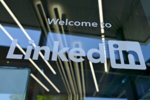 LinkedIn teksti toimiston ikkunassa