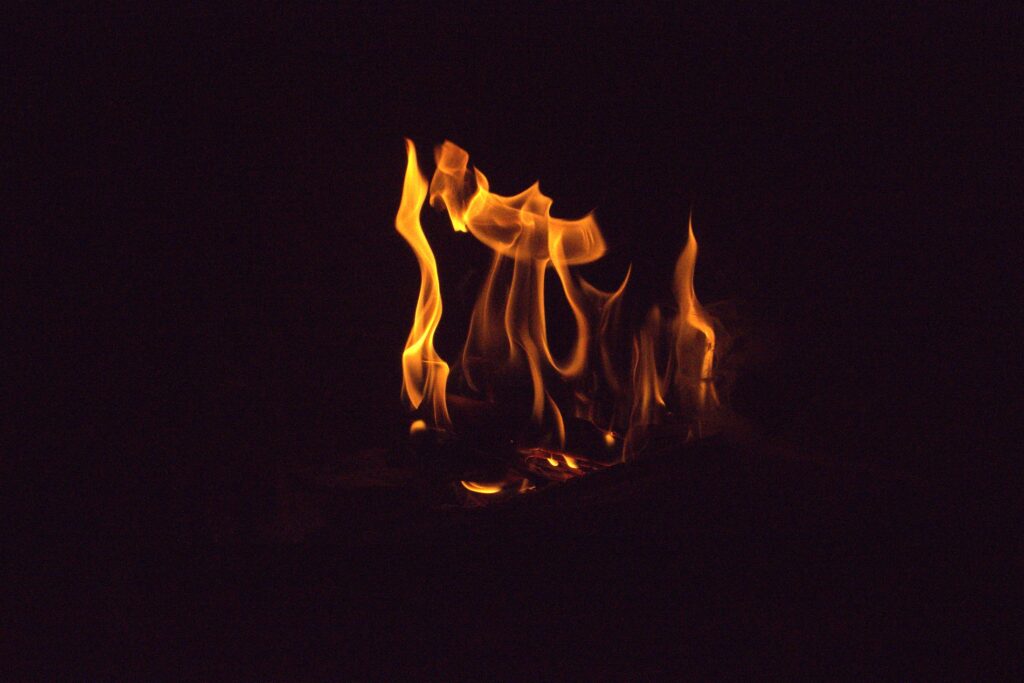 Takkatuli tummalla taustalla.