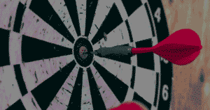 Lähikuva tikkataulusta, jossa yksi tikka on napakympissä.